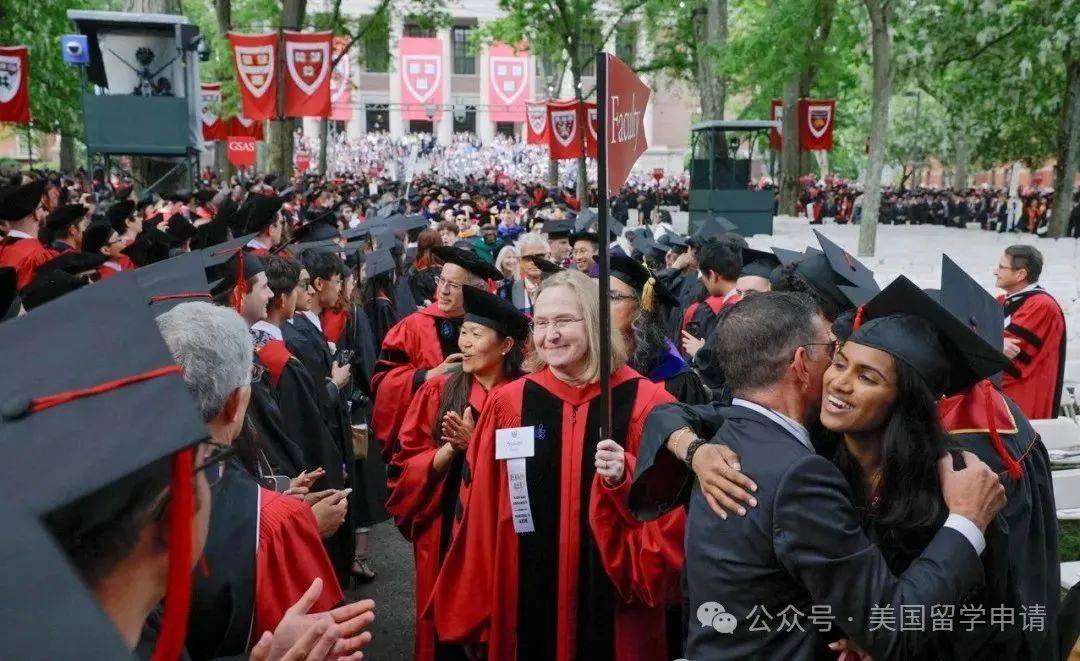 女生蒋雨融来自青岛英高毕业本科就读于杜克震撼全场！史上首位在哈佛毕业演讲的中国(图1)